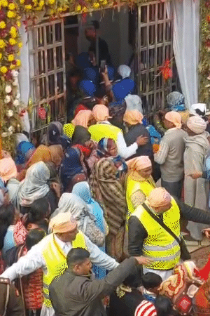 काशी में लाखों की संख्या में भक्त की संत रविदास की जन्मस्थली सीर गोवर्धनपुर पहुंचे हैं। उनके दर्शन के लिए लंबी लाइन लगी हुई है।