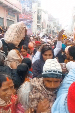 देश-विदेश से लाखों श्रद्धालु सीर गोवर्धनपुर पहुंचे दर्शन करने के लिए पहुंचे हैं।