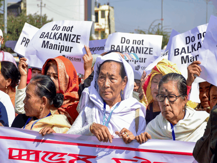 मणिपुर के इंफाल में रंगदारी के विरोध में हजारों लोगों ने रैली निकाली। - Dainik Bhaskar