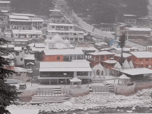 उत्तराखंड- उत्तरकाशी के गंगोत्री धाम में बर्फबारी हो रही है।