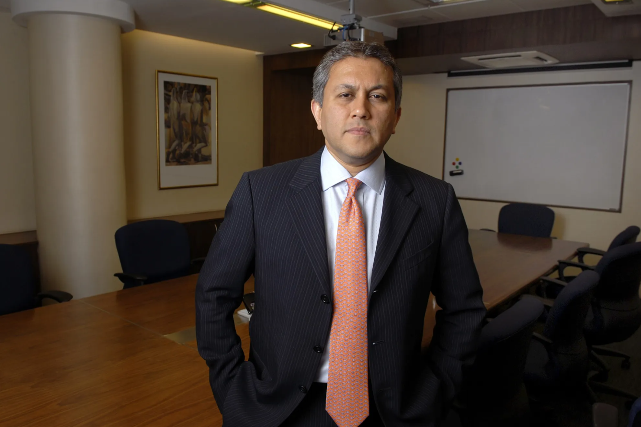 प्रमित बजाज फाइनेंस, बजाज फिनसर्व और लार्सन एंड टब्रो जैसी कंपनियों के बोर्ड में इंडिपेंडेट डायरेक्टर भी हैं।