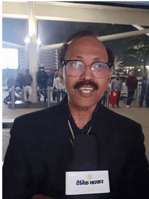 शमशाद खाद की पत्नी फ्लाइट सवार थीं। वे पत्नी को रिसीव करने पहुंचे थे।