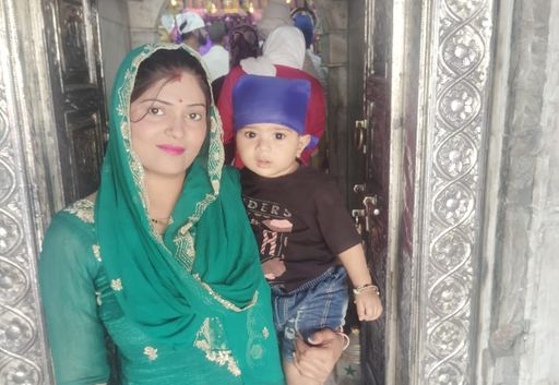 काजल की डेढ़ साल के बेटे देवांश के साथ फाइल फोटो।