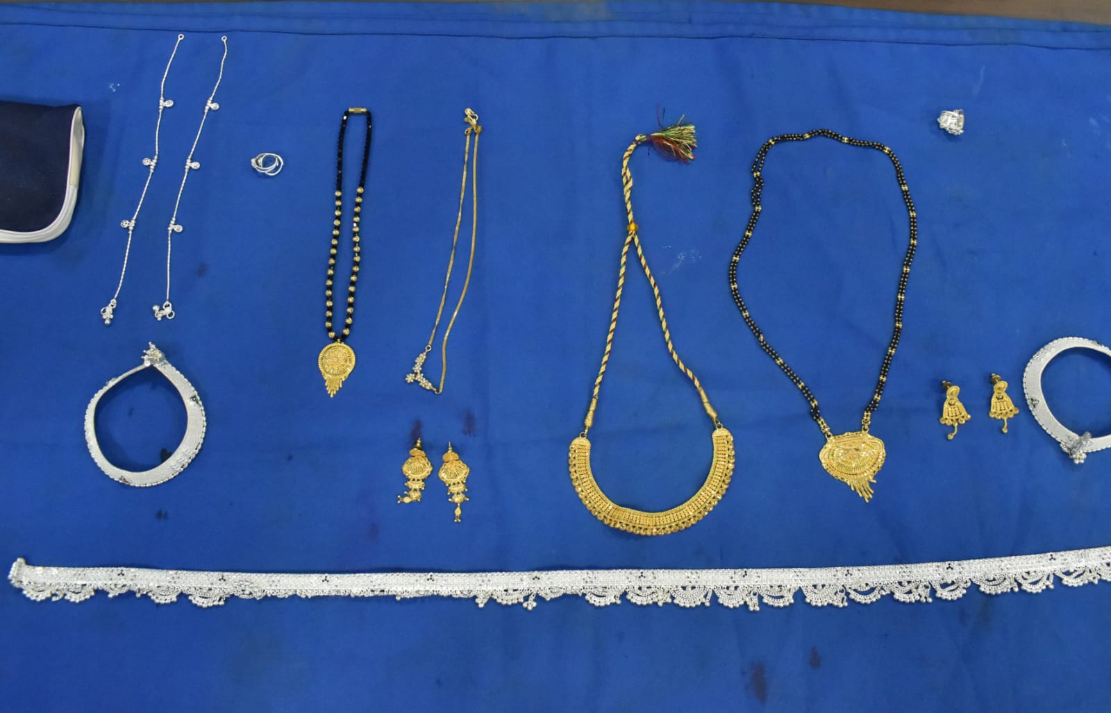 पुलिस ने जब्त किए चोरी के जेवरात।