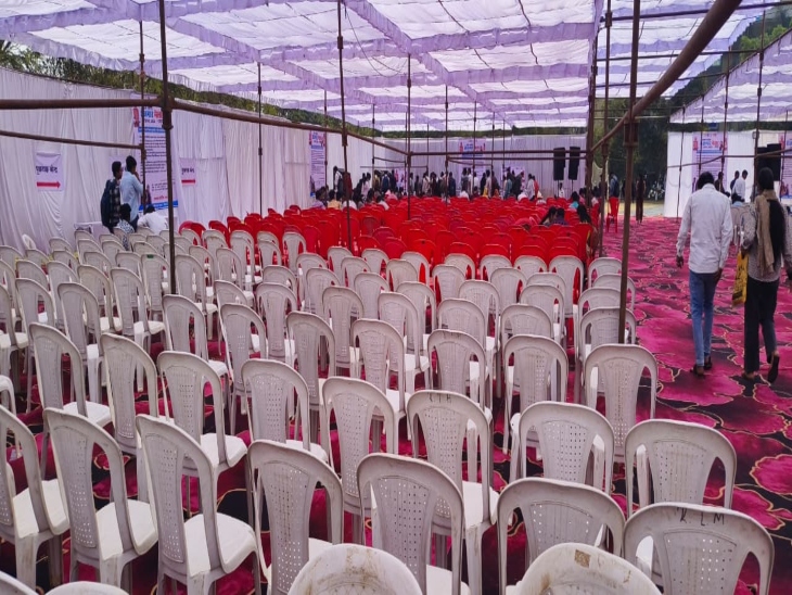 ज्यादातर समय रोजगार मेला में इसी तरह कुर्सियां खाली दिखाई दी।