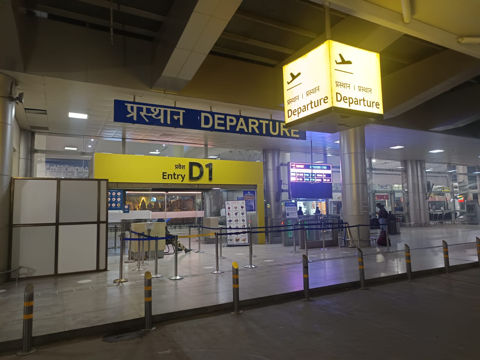 बम की धमकी मिलने के तुरंत बाद डिपार्चर एरिया भी खाली करा दिया गया था।