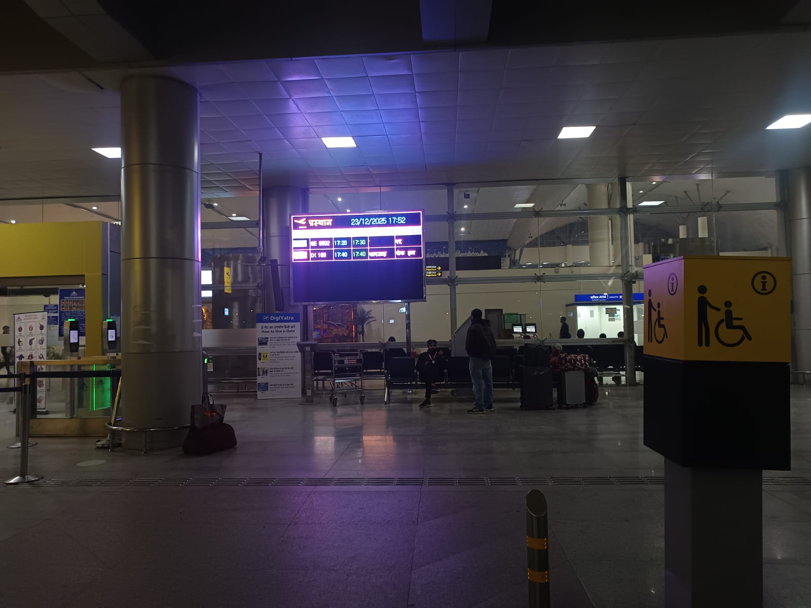 वाराणसी में एयरपोर्ट कैंपस खाली कराया गया।