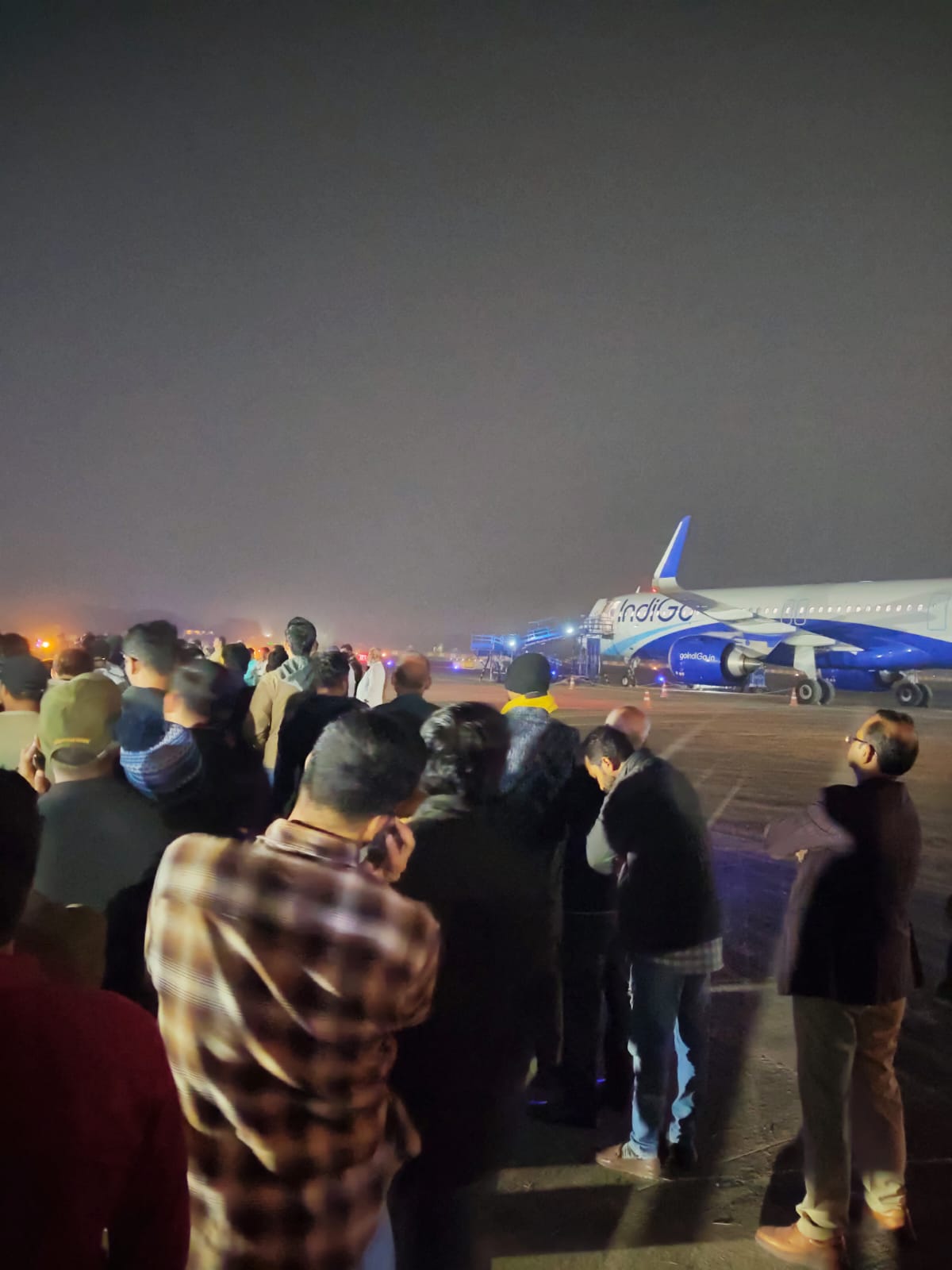 धमकी मिलने के बाद एयरपोर्ट पर विमान की इमरजेंसी लैंडिंग कराई गई। यात्रियों को सुरक्षित उतार लिया गया था।