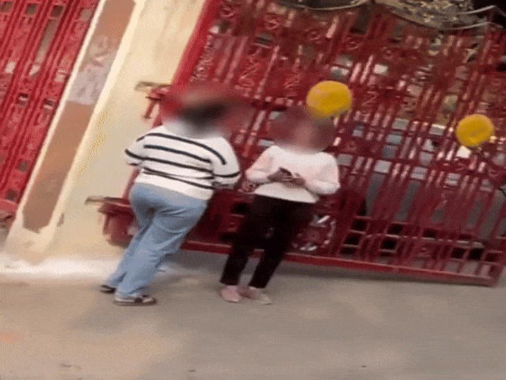 नगर निगम मुख्यालय गेट पर कर्मचारी और हितग्राही।