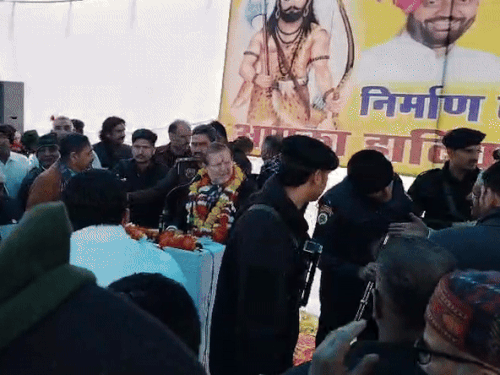 मंत्री अरविंद शर्मा के सामने ही मंच पर झगड़ा करते हुए कार्यकर्ता।