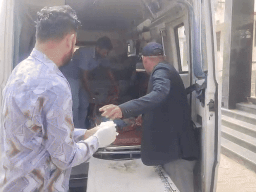 पोस्टमॉर्टम के बाद दोनों शवों को परिजनों को सौंप दिया गया।