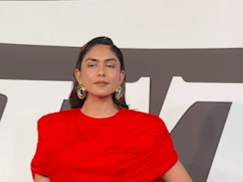 મૃણાલ ઠાકુર રેડ ડ્રેસમાં જોવા મળી.