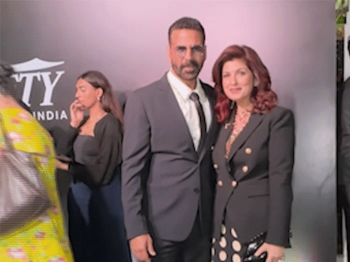 અક્ષય કુમાર પત્ની ટ્વિંકલ ખન્ના સાથે પહોંચ્યો.