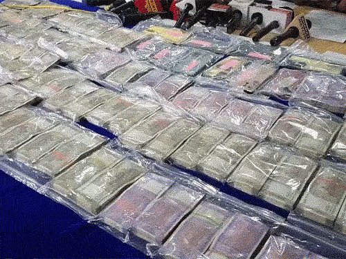 आरोपियों से बड़ी मात्रा में कैश, मोबाइल और गाड़ी पुलिस ने बरामद की है।