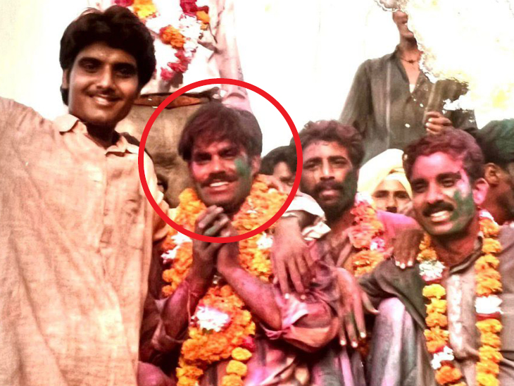 यह तस्वीर बाबू शोभाराम राजकीय कला कॉलेज में 1995 में नरेंद्र मीणा के अध्यक्ष बनने के बाद की है। इस चुनाव में हेम सिंह भड़ाना ने नरेंद्र मीणा का नेतृत्व किया था। सर्कल के अंदर हेम सिंह भड़ाना हैं।