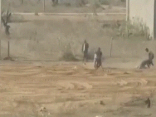 तस्वीर में नजर आ रहा है कि जगदीश प्रसाद के परिवार के साथ बदमाश हाथापाई कर रहे हैं। इसी दौरान मुन्नी देवी दौड़ कर आई और पत्थर फेंके।