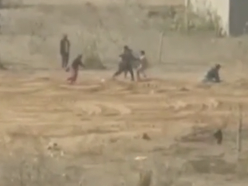 बदमाशों ने महिलाओं से भी मारपीट की थी।