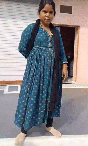 चांदवाड़ी में सिस्टम के हाल बतातीं युवती।