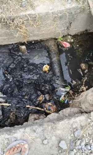 अयोध्या एक्सटेंशन में गंदगी के बीच पानी की लाइन।