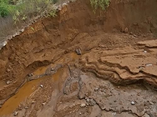 दाईं तट नहर इस तरह से एक तरफ से फूटी थी।