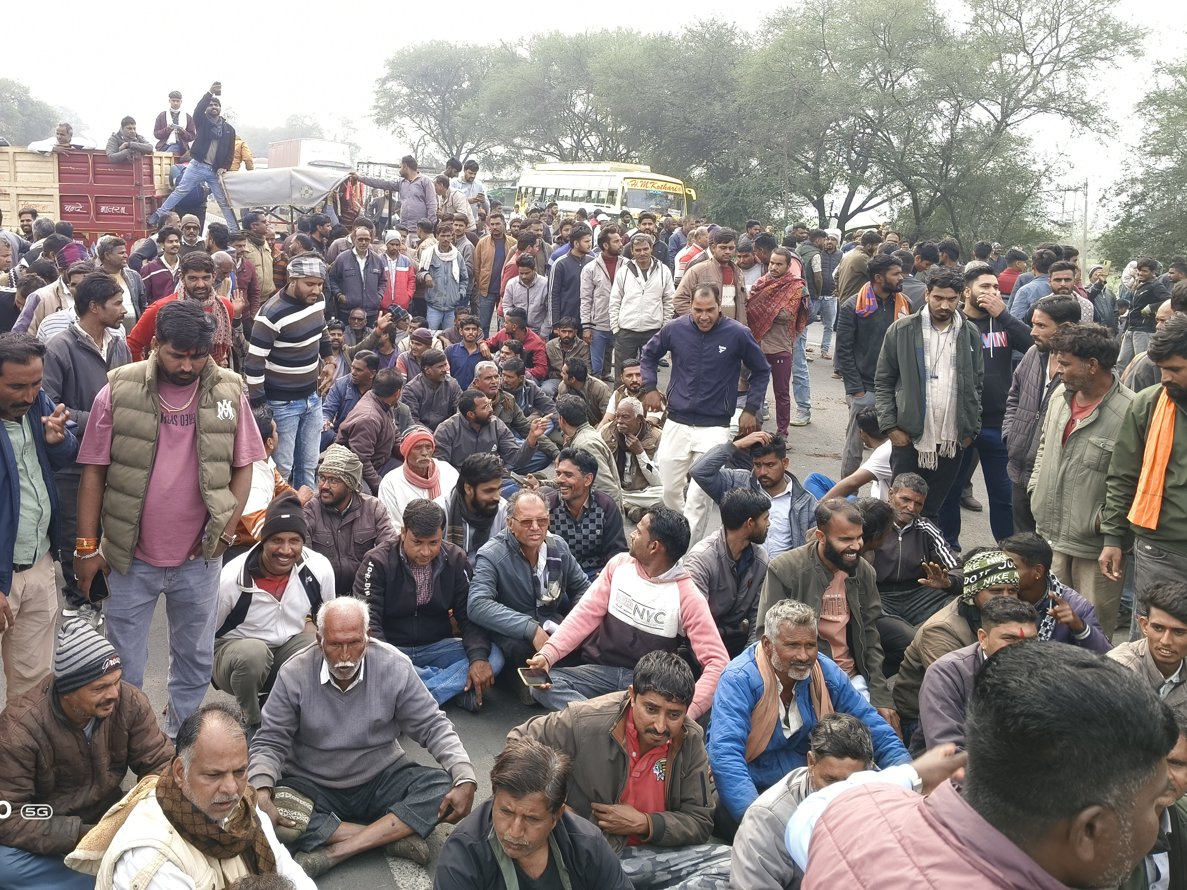 Neemuch Farmers Protest Crop Damage | Hailstorm Destroys Rabi Crops ...