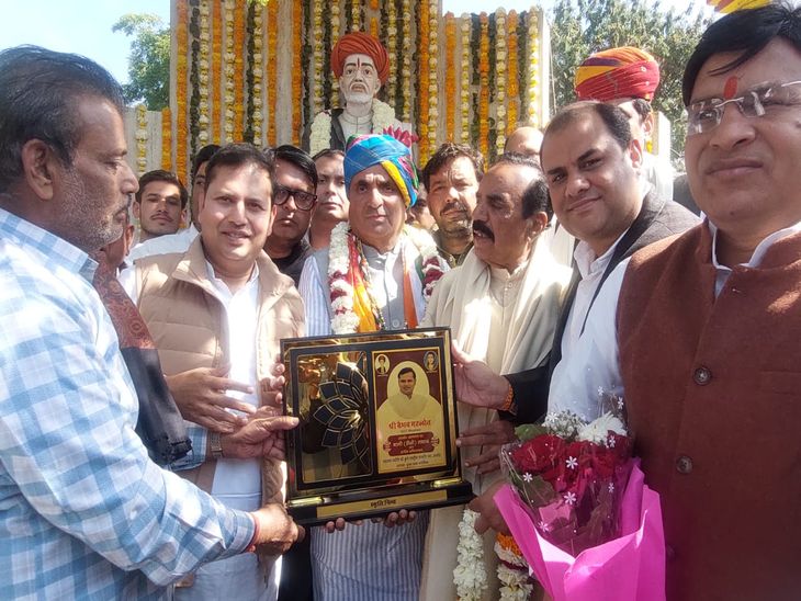 कांग्रेसियों ने वैभव गहलोत का स्वागत किया।