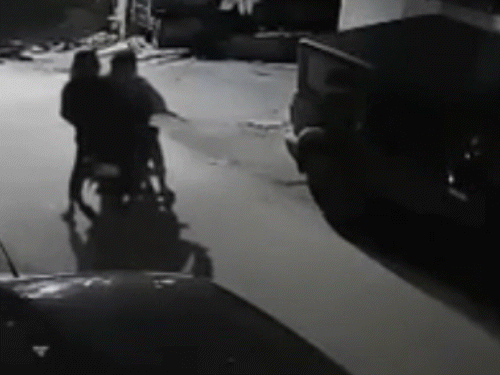 गाड़ी स्टार्ट नहीं हुई तो उसमें रखा कैश चुराकर भाग गए