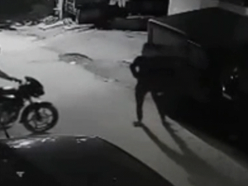 पावर बाइक पर आए 3 बदमाशों ने थार जीप का मास्टर चाबी से लॉक तोड़ा