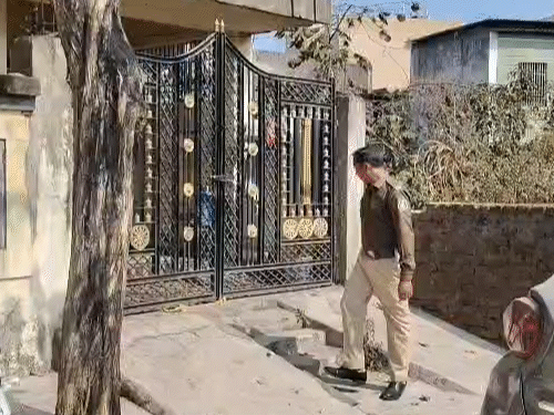 पुलिस कस्टमर बनकर मकाने में पहुंची थी।