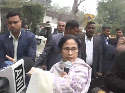 नई दिल्ली में मीडिया को संबोधित करतीं ममता बनर्जी। - Dainik Bhaskar