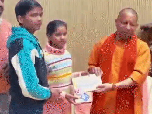 ये तस्वीर 26 नवंबर 2025 की है। जब खुशी लखनऊ में सीएम योगी से मिली थी।