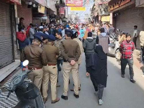 आदिवासी ने बाजार बंद करा दिया है।