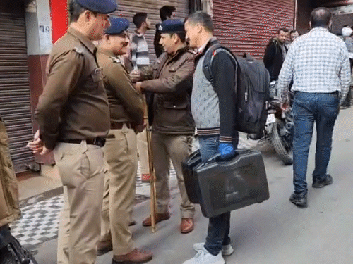 मशीन पर भारी पुलिस बल की स्थापना की गई है।