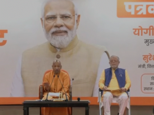 मुख्यमंत्री आवास पर योगी आदित्यनाथ ने केंद्रीय बजट में यूपी को होने वाले लाभ के बारे में बताया।