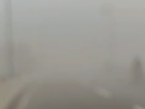 हाथरस में आज सुबह से घना कोहरा छाया हुआ है। विजिबिलिटी मात्र 10 मीटर रह गई। सुबह से गलन भरी सर्दी भी पड़ रही है।