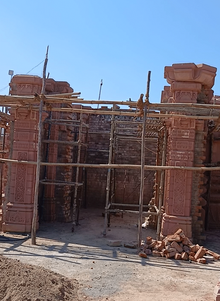 मंदिर निर्माण के दौरान राजस्थान के शिल्पकार बेहतरीन नक्काशी कर रहे हैं।