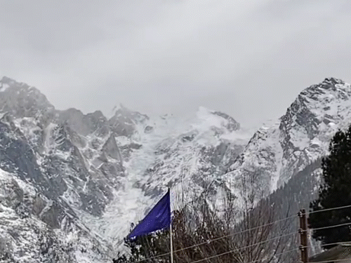 किन्नौर कैलाश में ताजा हिमपात के बाद आज सुबह का नजारा।