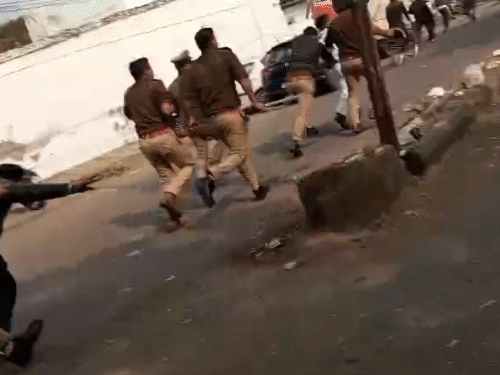 पुलिस पार्षद को आगे-आगे लेकर भाग रही थी, समर्थक पीछे से पार्षद को छुड़ाने के लिए दौड़ रहे थे।