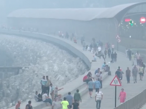 मुंबई में सोमवार सुबह घना कोहरा छाया रहा।