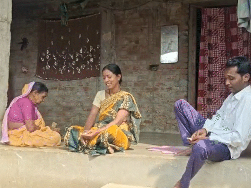 युवक के घर वापस आने की खबर पर पूरे परिवार में खुशी का माहौल है।