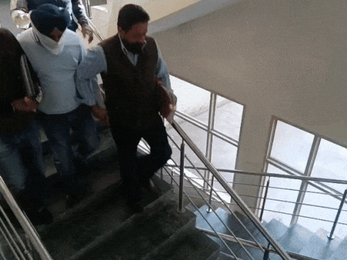 मजीठिया के करीबी हरप्रीत सिंह गुलाटी को अदालत में पेश करते हुए विजिलेंस ब्यूरो। फाइल फोटो