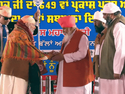 डेरा सचखंड बल्लां में PM मोदी ने संत निरंजन दास के पैर छूकर संबोधन शुरू किया।