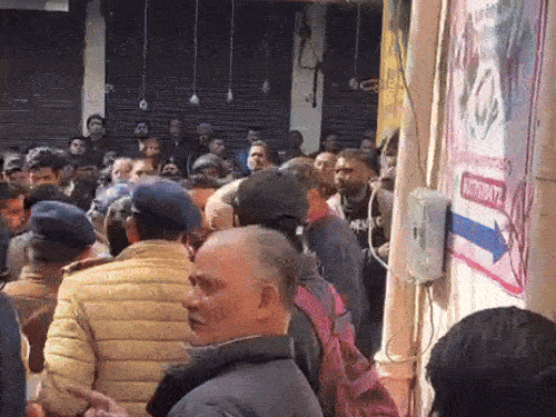 बटालियन के साथियों से हुई बहस।