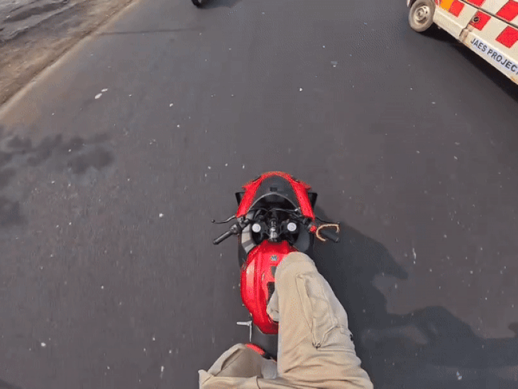 युवक एंबुलेंस के बगल में स्टंट करते नजर आ रहा है।