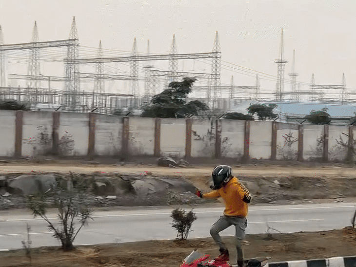 युवक ने बाइक पर खड़े होकर स्टंट किया। वीडियो बनाकर सोशल मीडिया पर अपलोड किया।