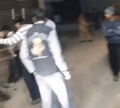 बदमाश लोगों के वाहन तोड़ते हुए।