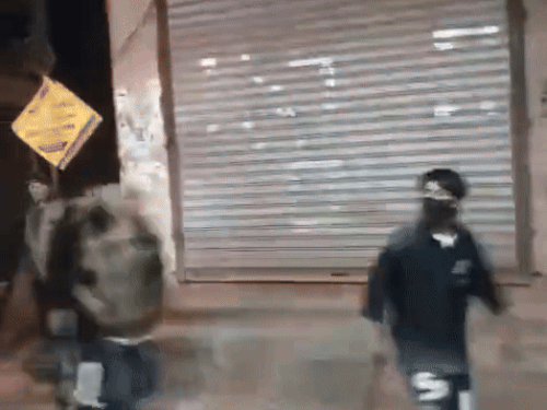 हाथों में हथियार और चेहरे छिपाकर भागते बदमाश।