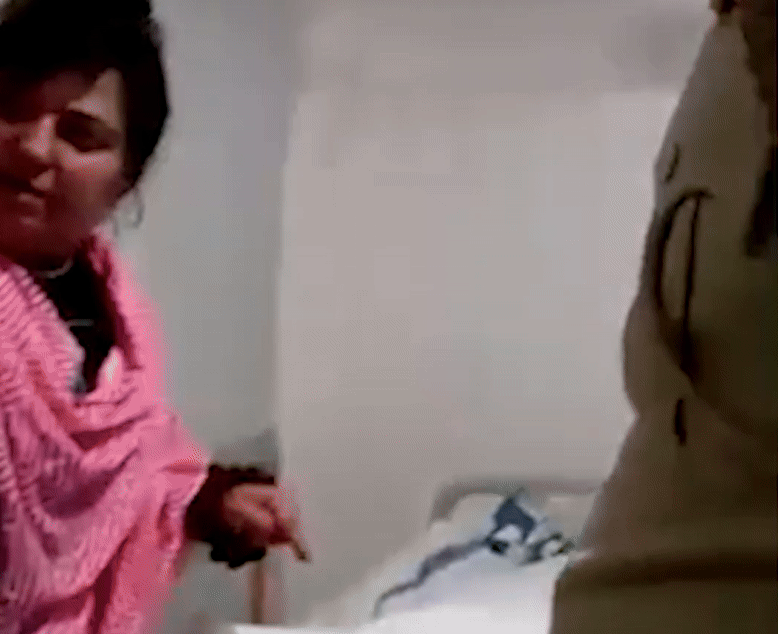 हॉस्पिटल में प्रत्युषा की डेडबॉडी के पास खड़ीं डॉली बिंद्रा।