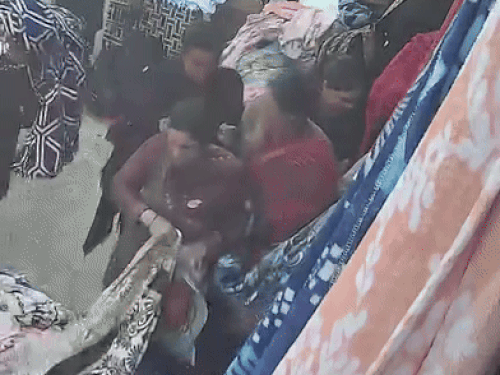 पर्स काटने के बाद वापस जाती हुई दोनों महिलाएं।