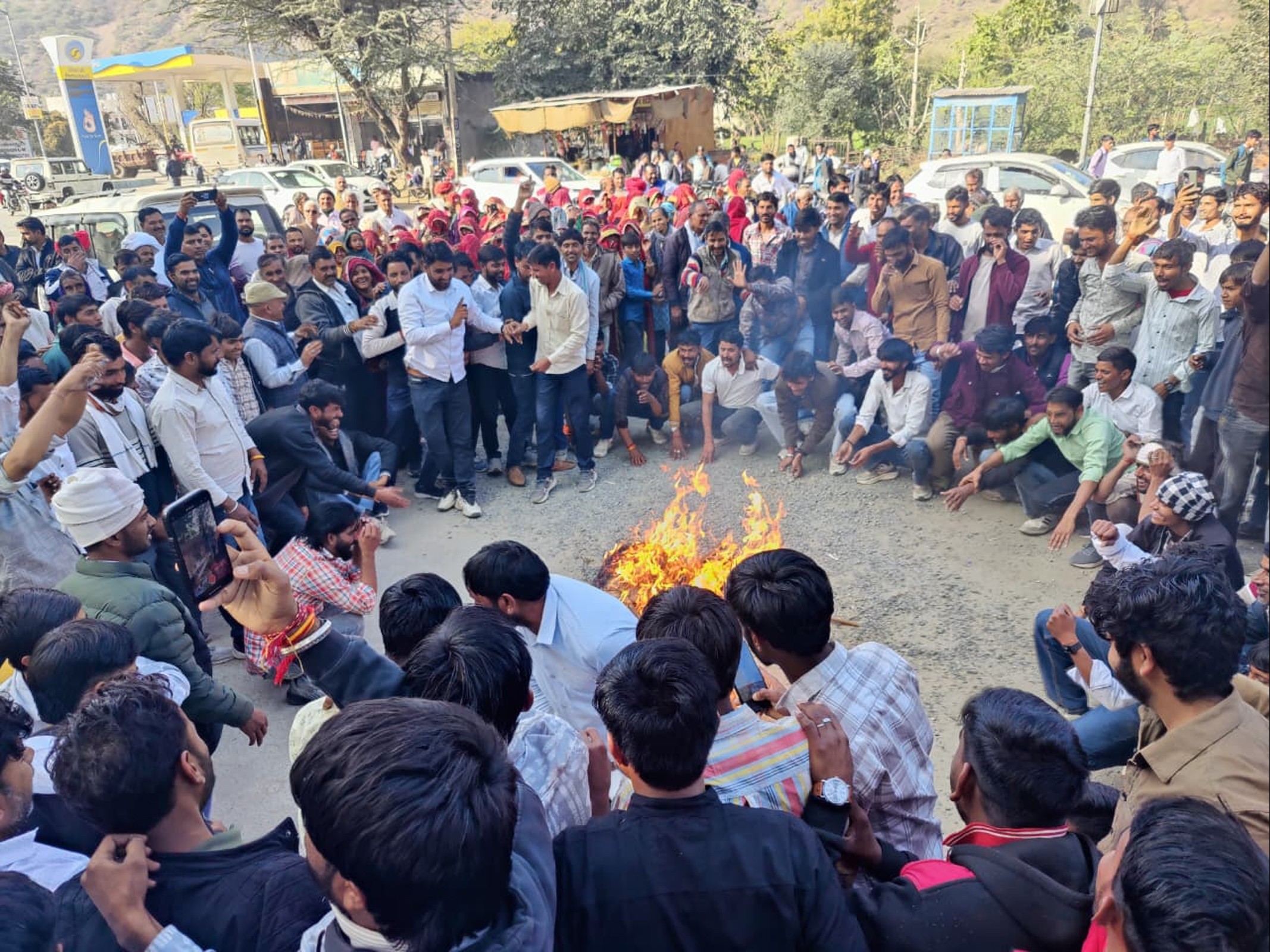 ग्रामीणों ने कलेक्टर का पुतला जलाया।